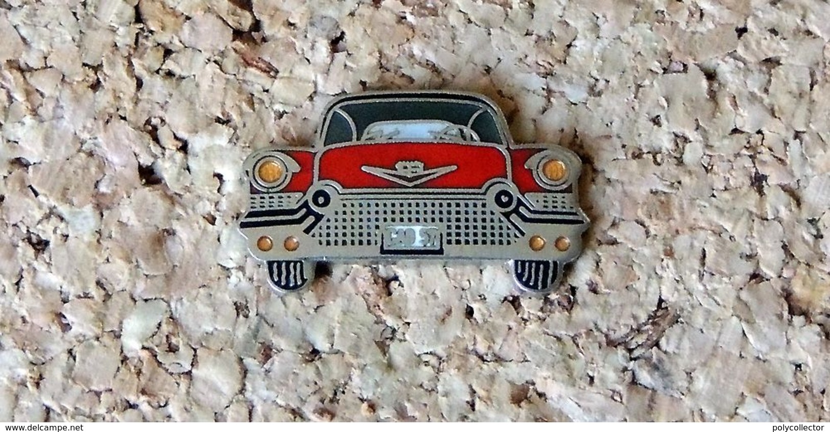 Pin's Cadillac 1957 Rouge - émaillé - Fabricant DEMONS & MERVEILLES - Sonstige & Ohne Zuordnung