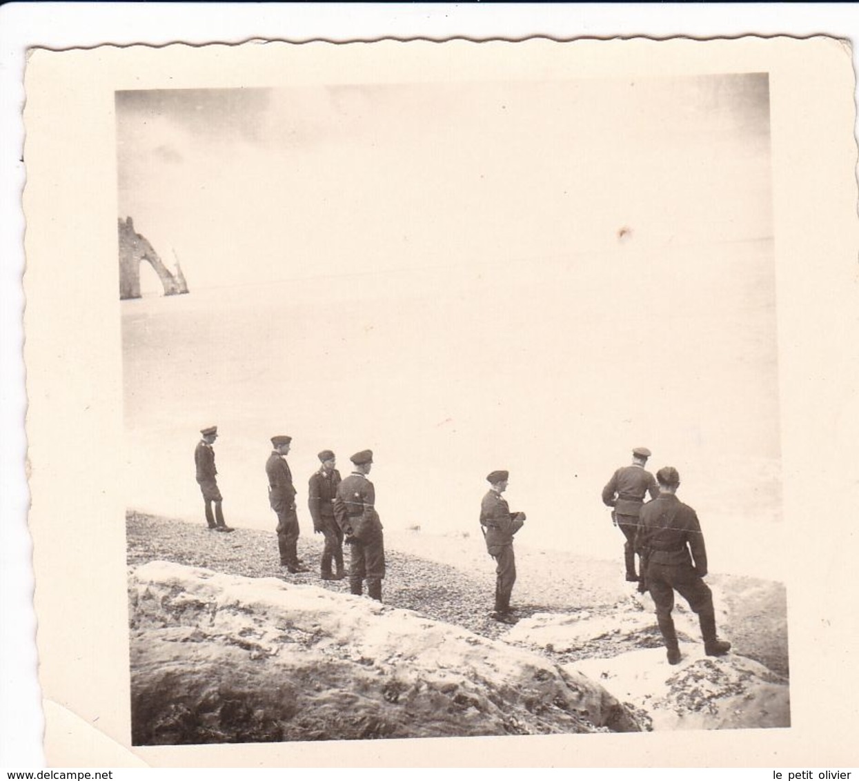 PHOTO ORIGINALE 39 / 45 WW2 WEHRMACHT FRANCE ETRETAT SOLDATS ALLEMANDS DEVANT LA FALAISE - Guerra, Militari