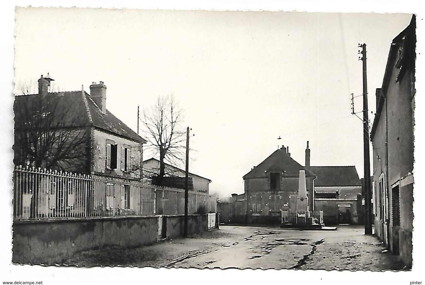 SAINT CLEMENT - La Mairie Et Le Monument Aux Morts - Saint Clement