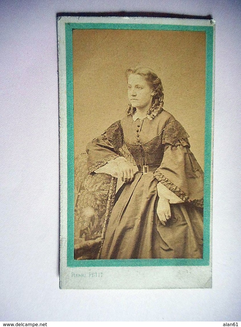 PHOTO CDV 19 EME JEUNE FEMME ELEGANTE ROBE MODE   Cabinet PIERRE PETIT A PARIS - Old (before 1900)