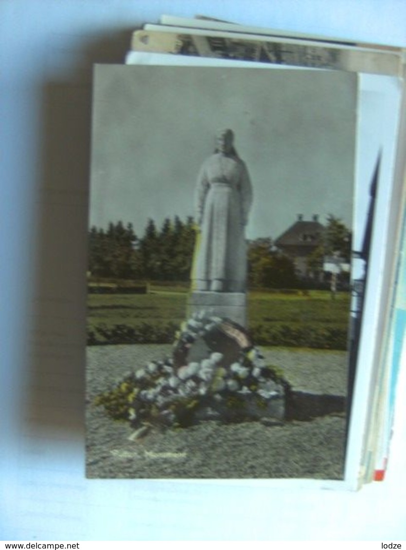 Nederland Holland Pays Bas Putten Monument Met Krans En Bloemen - Putten