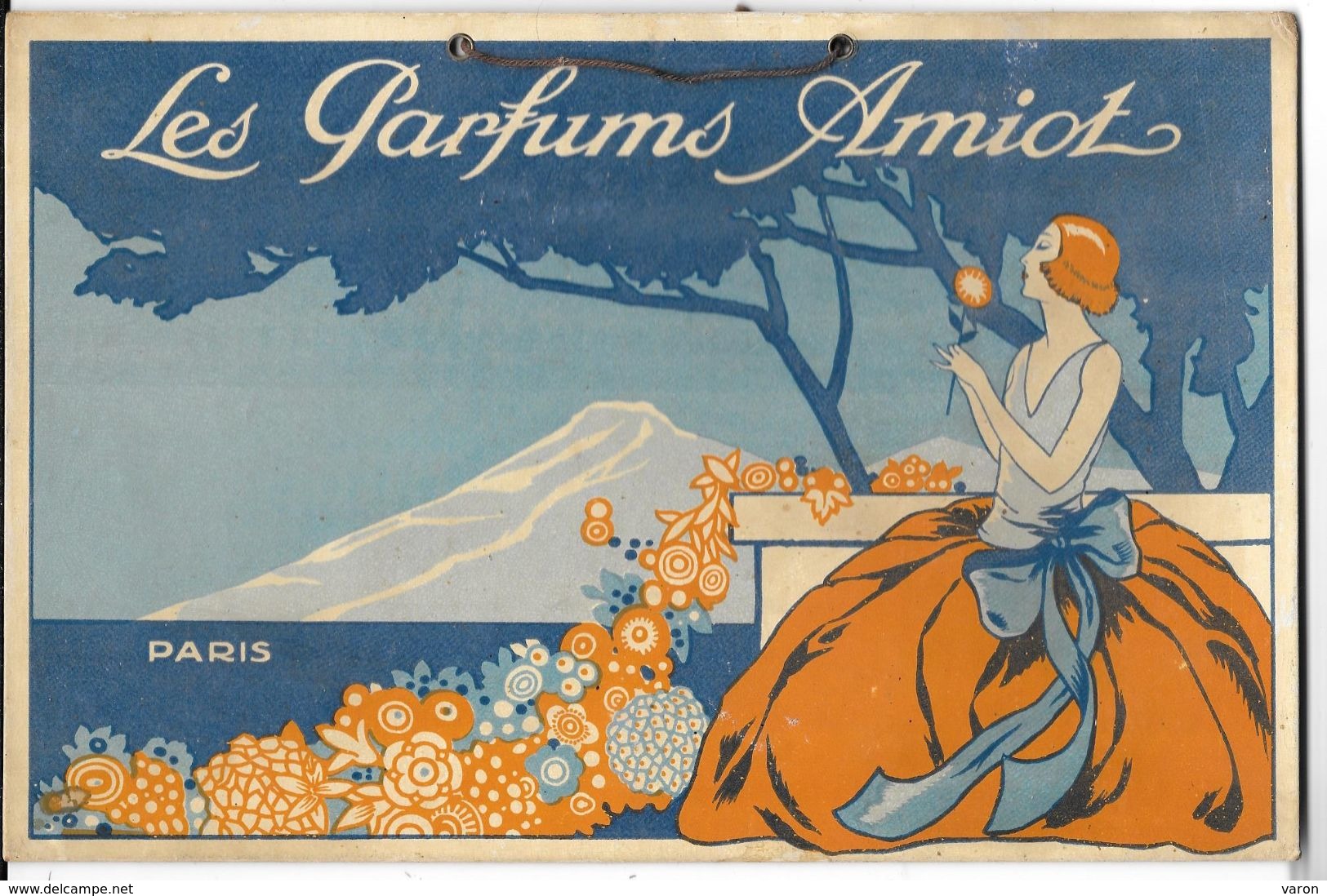 Plaque Publicitaire Carton LES PARFUMS AMIOT - PARIS     Années 1920/30  Avec Son Attache De Suspension.    16.5 X 25 Cm - Plaques En Carton