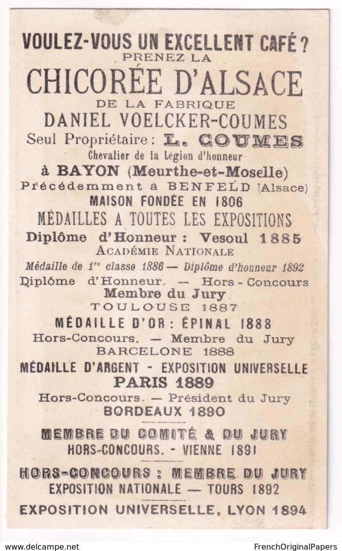 Jolie Chromo Dorée Chicorée Voelcker Coumes Bayon - Thème Pierrot Colombine Alcool Domestique Vin Servant Plumeau A37-99 - Tea & Coffee Manufacturers