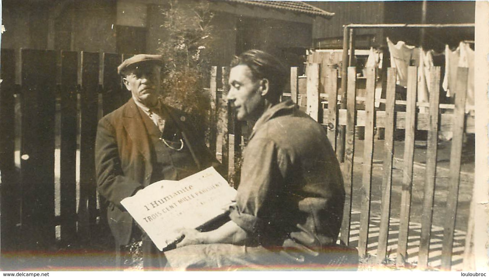 HOMME AVEC JOURNAL L'HUMANITE 300 000 PARISIENS ...   PHOTO ORIGINALE 11 X 6 CM - Plaatsen