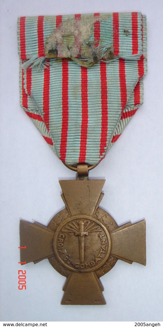 Médaille Bronze Militaire - Croix Du Combattant - Ruban état Moyen Médaille Bon état. - France