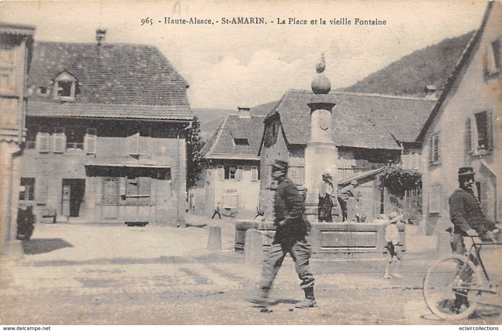 Saint Amarin          68          La Place Et La Vieille Fontaine Surmontée Du Coq Gaulois     (voir Scan) - Saint Amarin