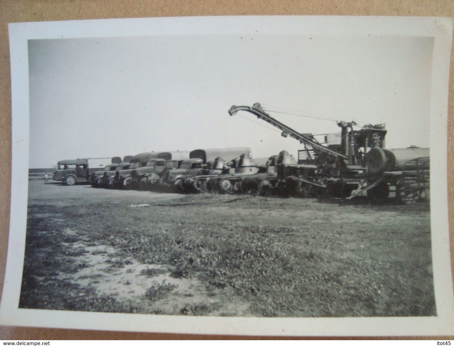 LOT DE 2 PHOTOS MILITAIRES MATERIELS BASE AERIENNE DE FES - War, Military