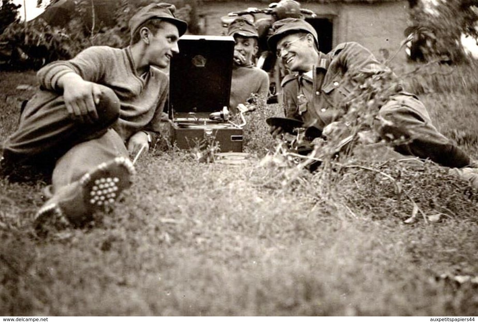 Photo Originale Guerre 1939/45 - Sourires De Soldats Allemands Autour D'un Gramophone & Chaussures Cloutées Vs 1940 - Oorlog, Militair