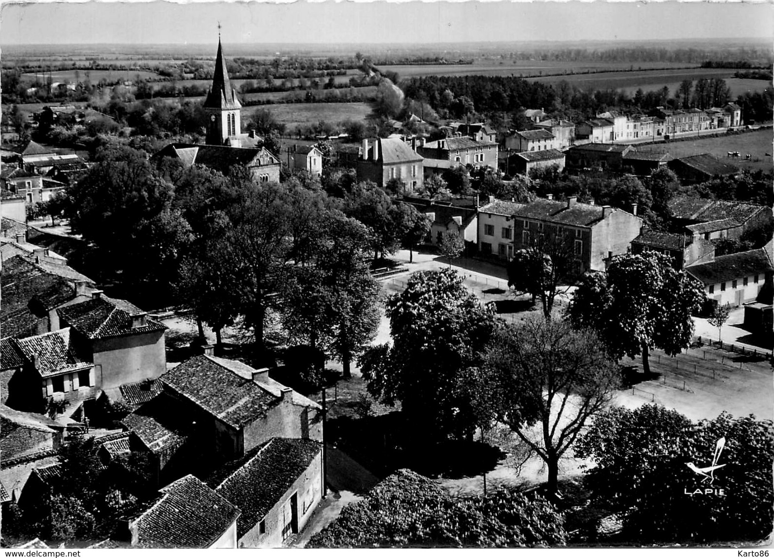 Brioux Sur Boutonne * église St Laurent Et Place Du Champ De Foire - Brioux Sur Boutonne