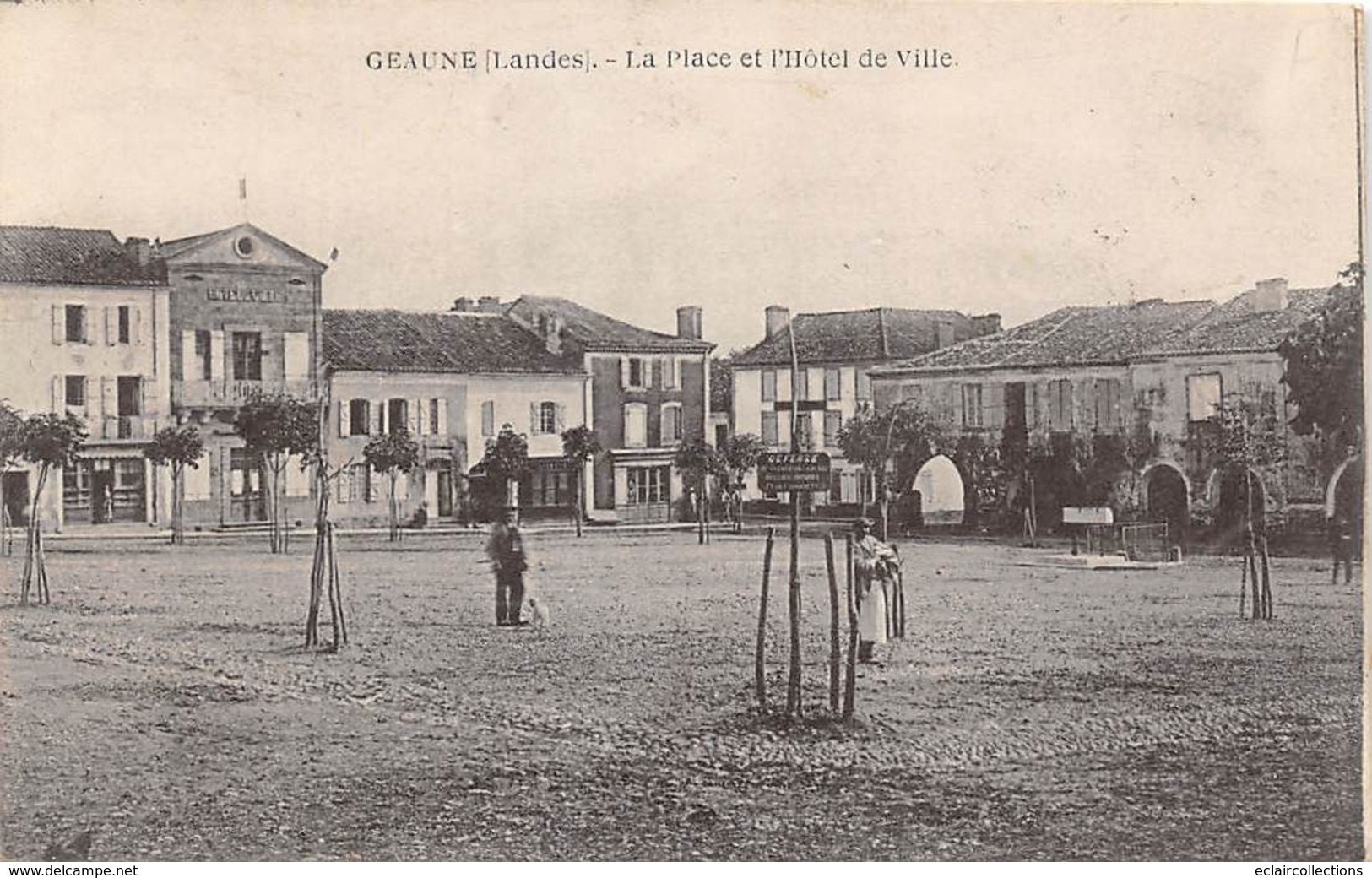 Geaune        40       La Place Et L'Hôtel De Ville         (voir Scan) - Autres & Non Classés