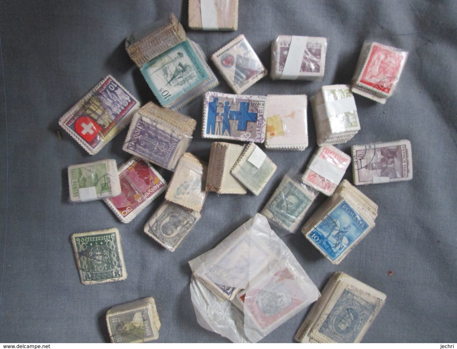 Bottes De Timbres En Botte Issue D Un Vide Maison Roumanie. Suisse .autriche .onu.et Divers - Lots & Kiloware (mixtures) - Min. 1000 Stamps