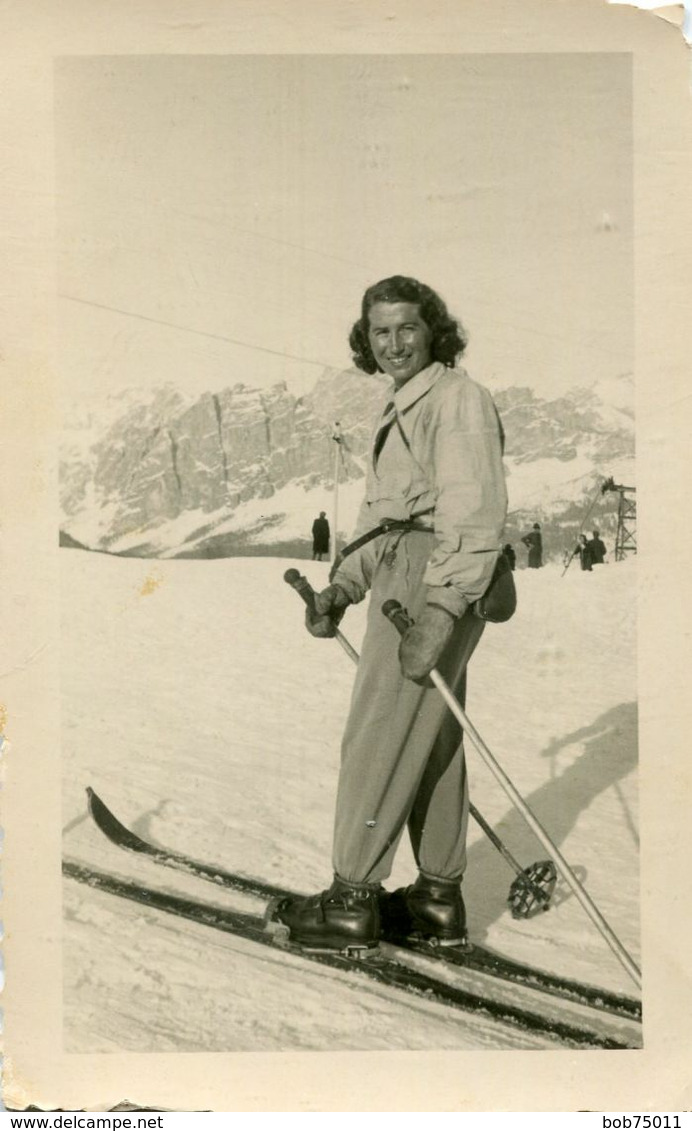 Carte Photo D'une Femme Souriante Avec Une Ancienne Tenue De Ski En 1941 A La Montagne Enneigé - Personnes Anonymes