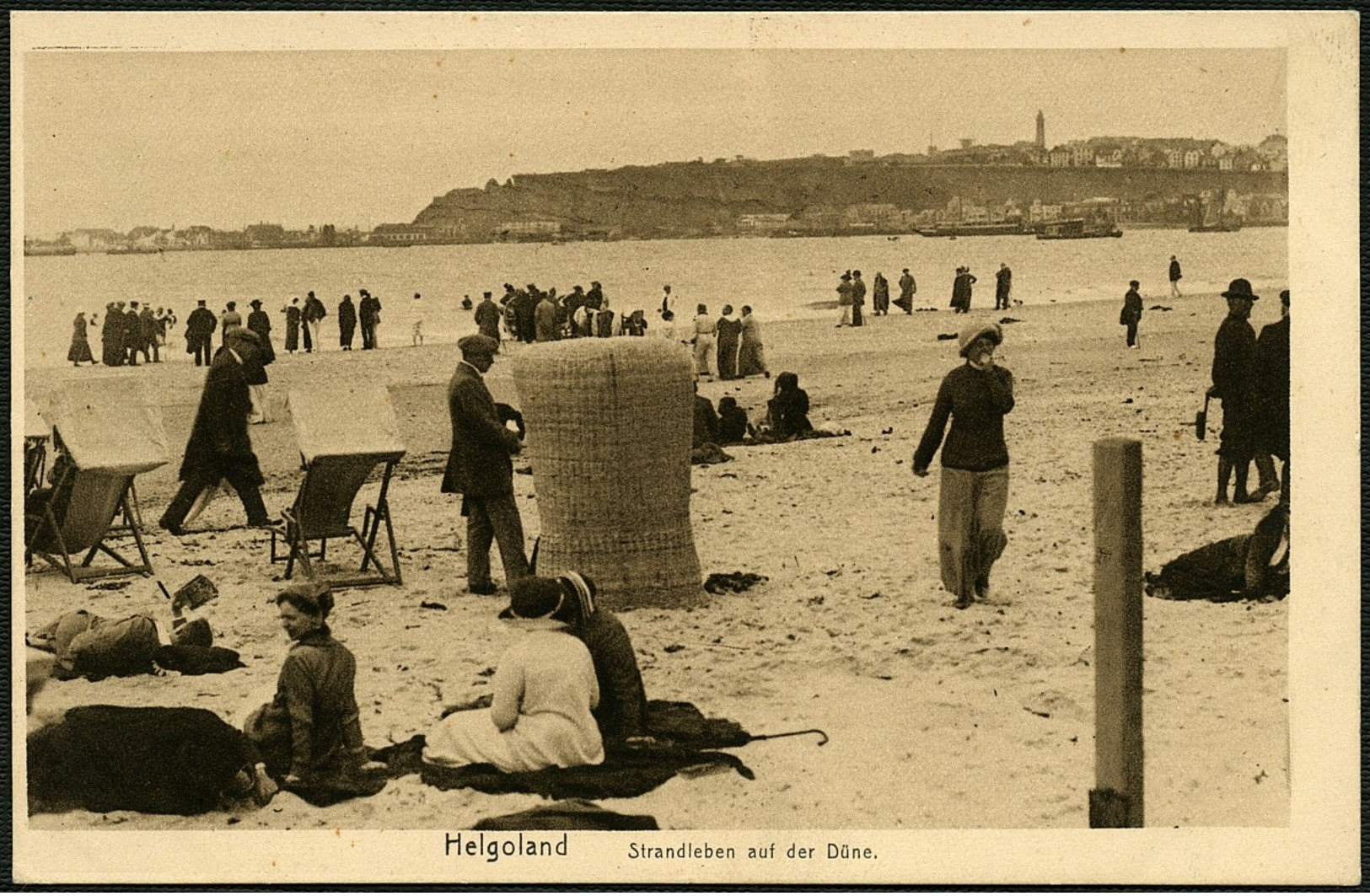 HELGOLAND Ca. 1915/20, KUPFERDRUCK-PK, ABB. STRANDLEBEN AUD DER DÜNE, UNGELAUFEN - Helgoland