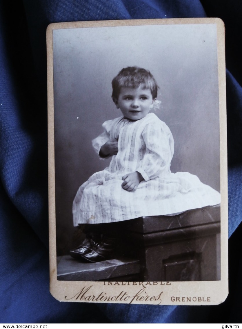 Photo CDV Martinotto à Grenoble - Petit Garçon En Robe, Souriant, Datée 1894 L513 - Antiche (ante 1900)