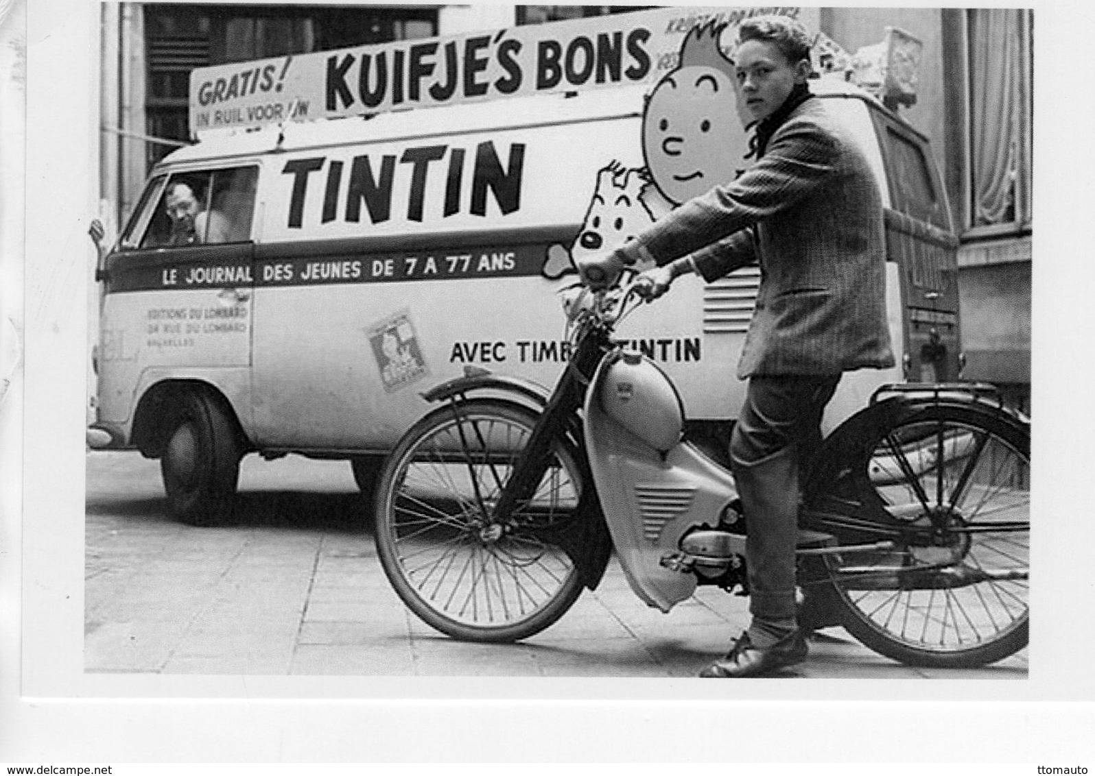 Volkswagen Combi Pour La Journal 'Tintin' Avec A Cote Tintin Sur Une Mobylette   -  15x10cms PHOTO - Trucks, Vans &  Lorries