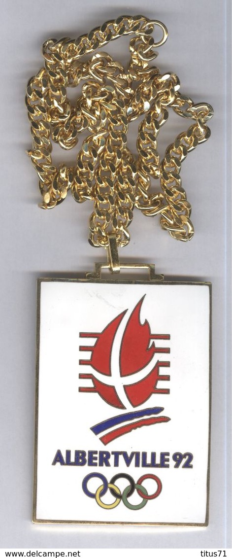 Gros Pendentif émaillé JO Albertville 1992 - 6 X 8 Cm - Chaine 60 Cm - Métal Doré - Otros & Sin Clasificación