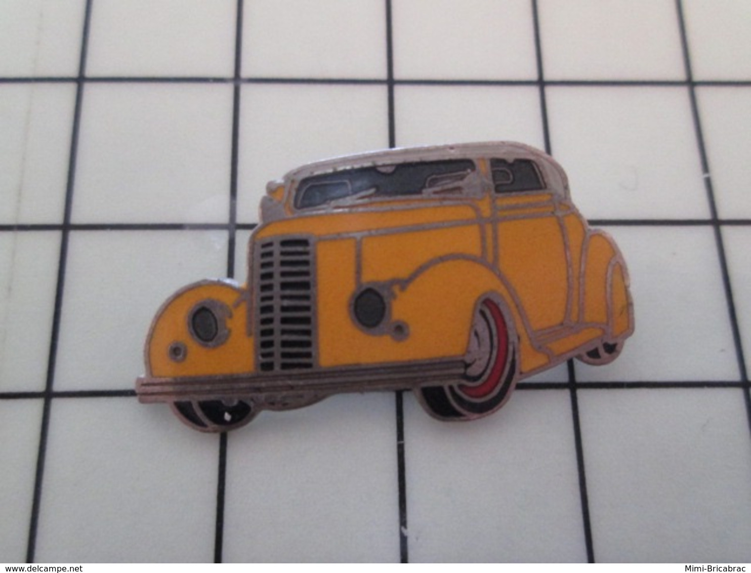 515a Pin's Pins / Beau Et Rare / THEME : AUTOMOBILES / GROSSE VOITURE JAUNE ANNES 40 - Other & Unclassified