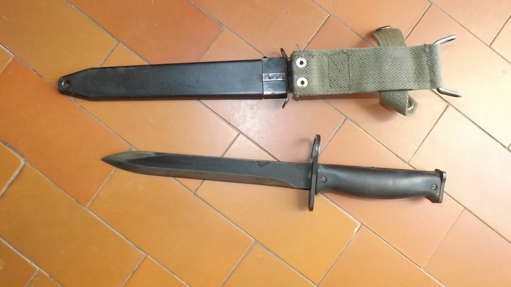 BAIONNETTE  POIGNARD FRANCE FOURREAU  ET BAIO  MEME  NUMERO Famas - Knives/Swords