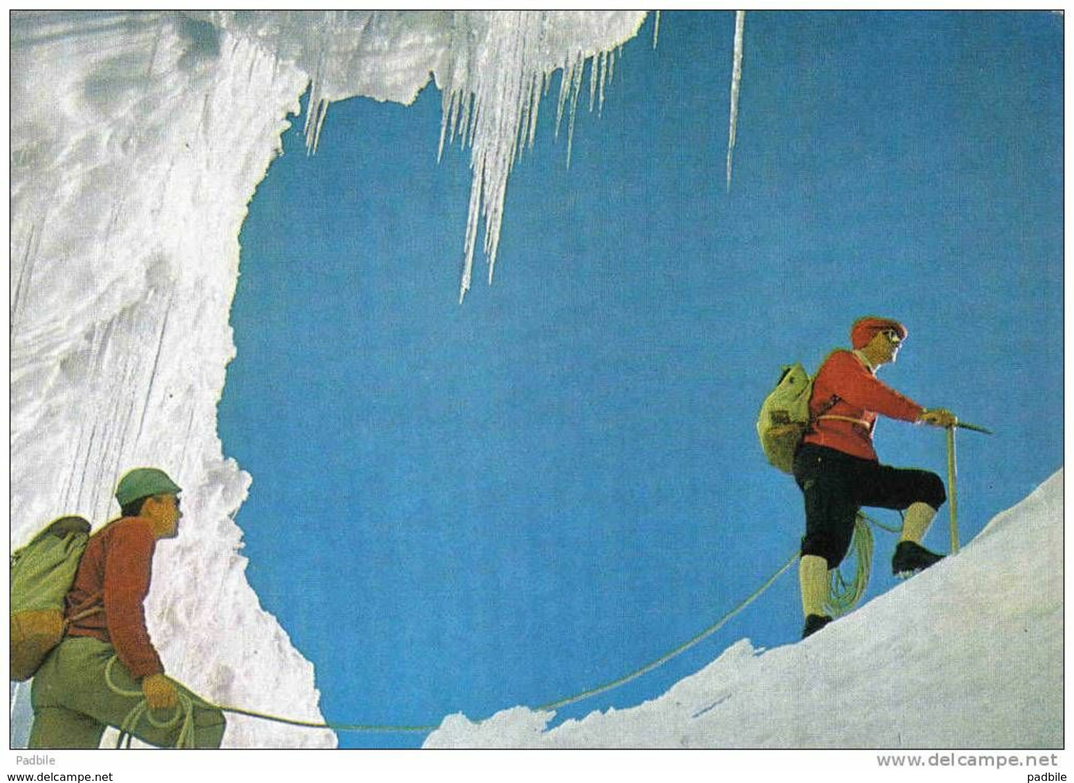 Carte Postale  Escalade  Alpinisme Dans Une Crevasse Au Dessus De Chamonix Trés Beau Plan - Bergsteigen