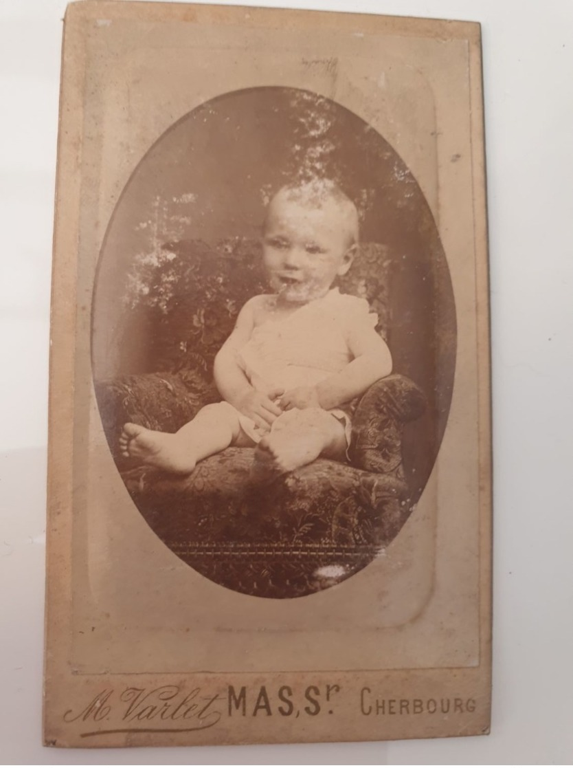 Cdv Ancienne Vers 1870. PORTRAIT D UN BÉBÉ.  PHOTOGRAPHE M. VARLET. CHERBOURG - Anciennes (Av. 1900)