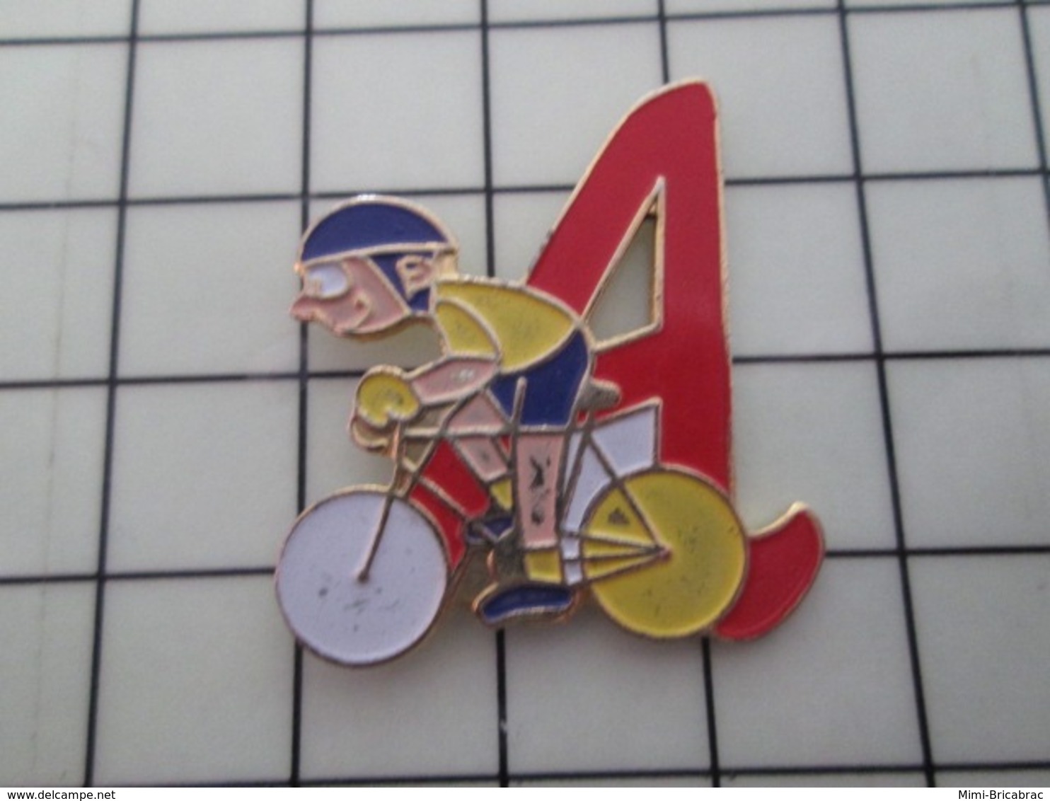 1320 Pin's Pins / Beau Et Rare / THEME : SPORTS / CYCLISME MAILLOT JAUNE LETTRE A - Cyclisme