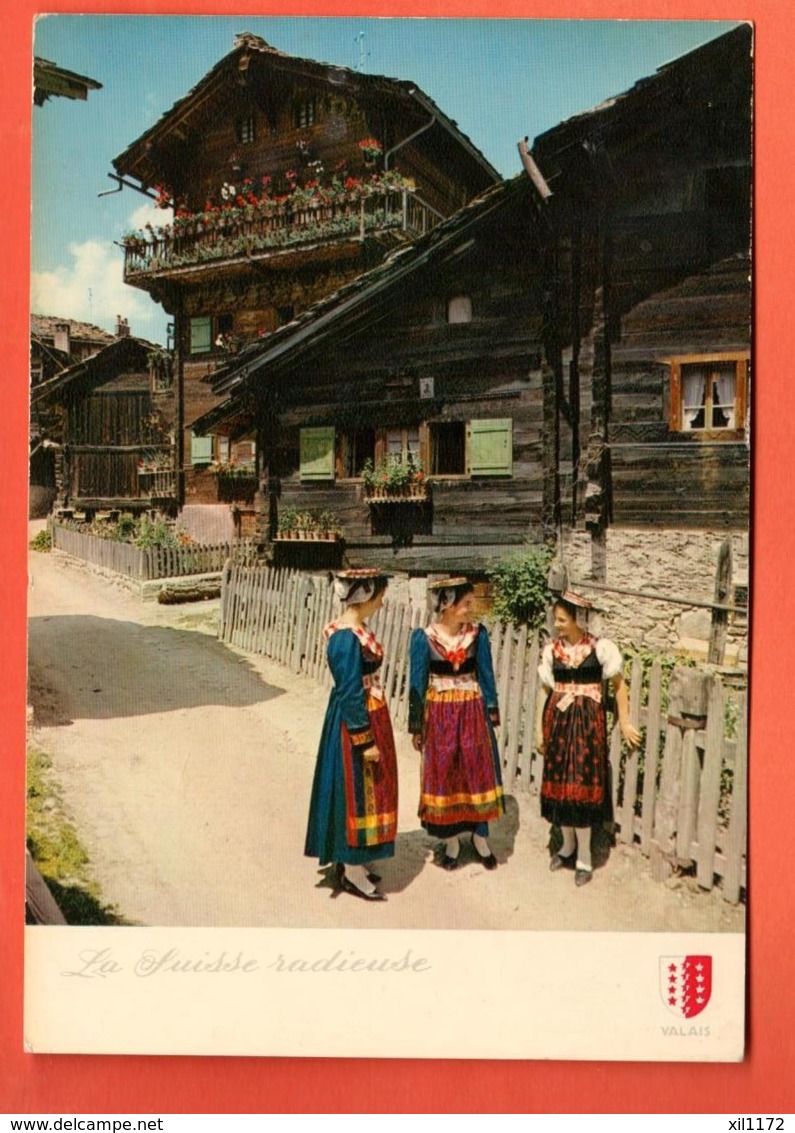 FPD-01 La Suisse Radieuse. Châlets D'Evolène Et Jeunes Filles En Costume. Circulé 1964,Jaeger 383 Grand Format - Evolène