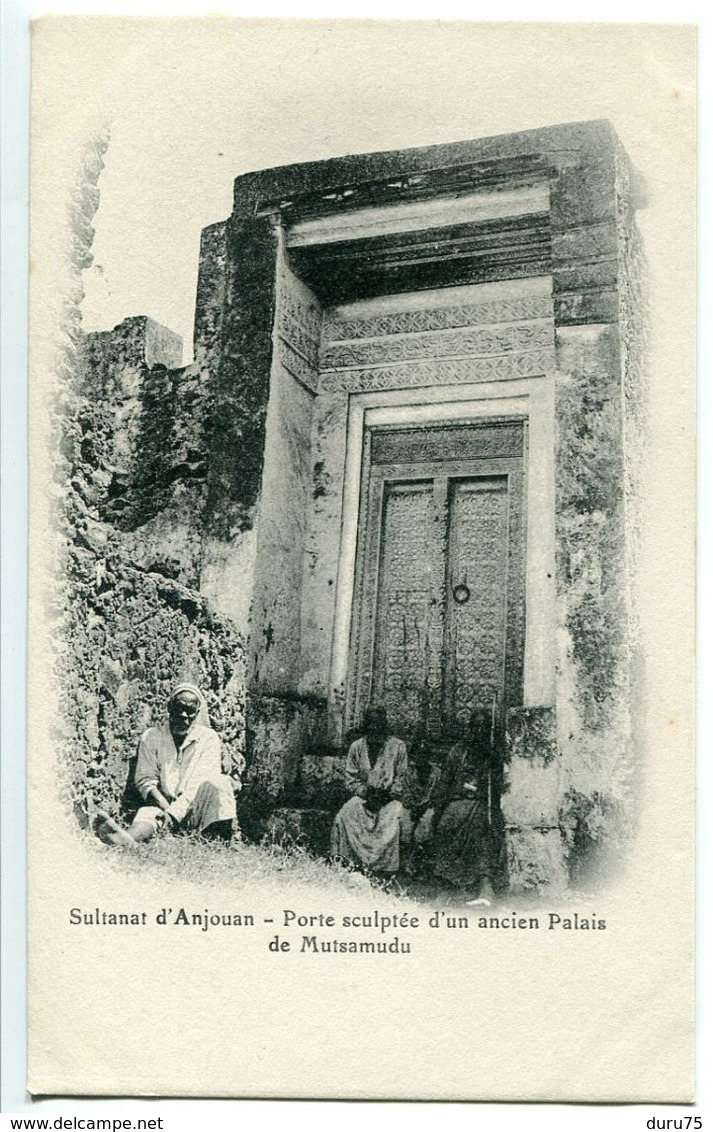 CPA COMORES - Sultanat D'Anjouan Porte Sculptée D'un Ancien Palais De Mutsamudu ( Animée ) Excellent état - Komoren