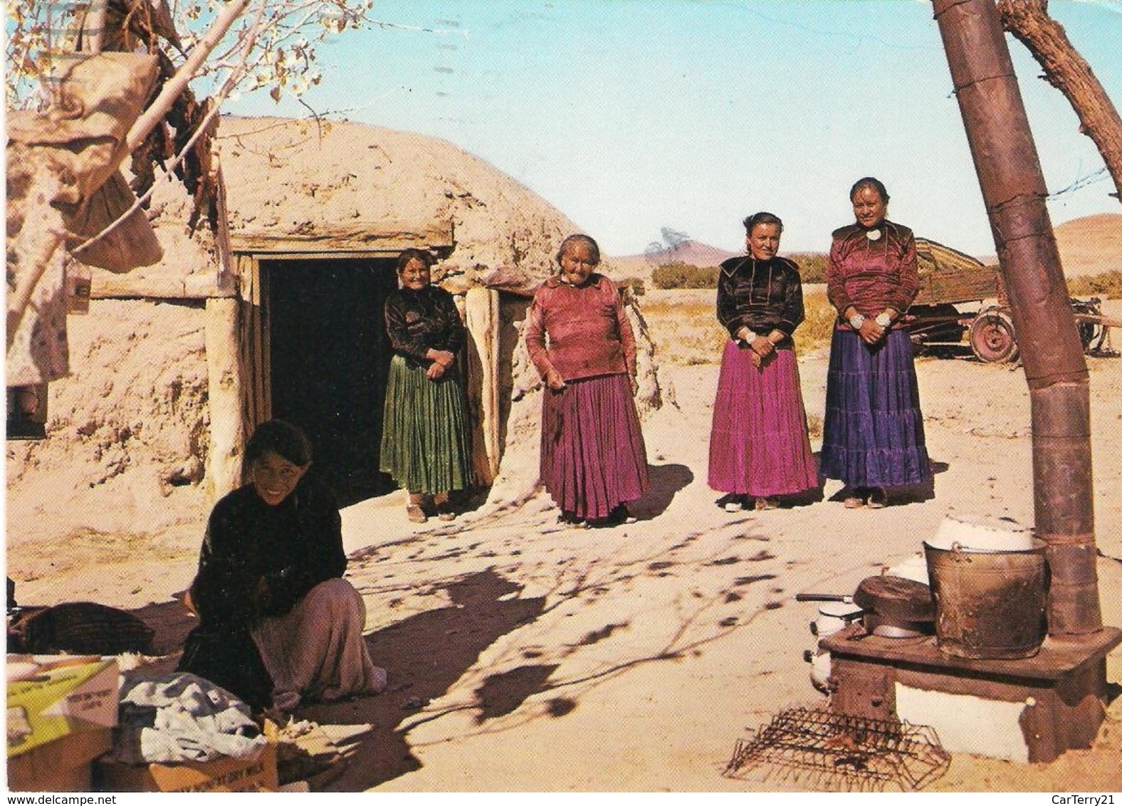 CPM. INDIENS NAVAJO ET LEUR HABITATION. TIMBRE USA AIRMAIL. - Amerika