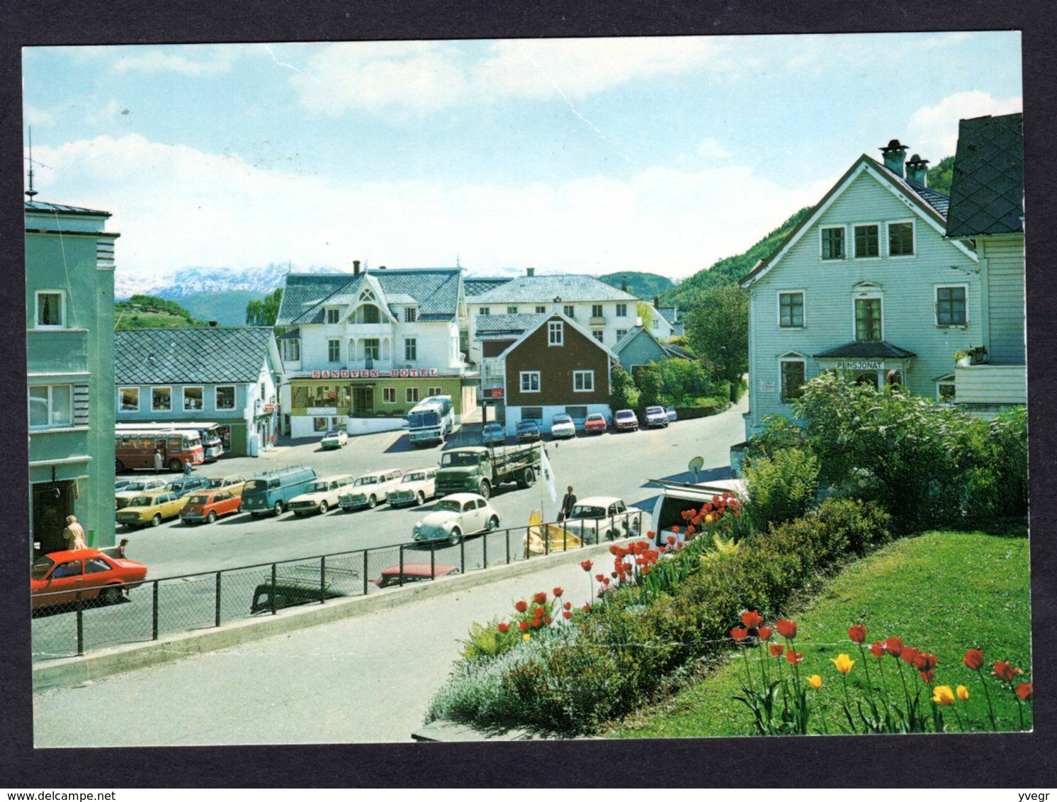 Pas Courant - Norvège - Norheimsund, Hardanger ( Foto Normann . 0-51-112 ) Nombreuses Voitures Et Bus - Norwegen
