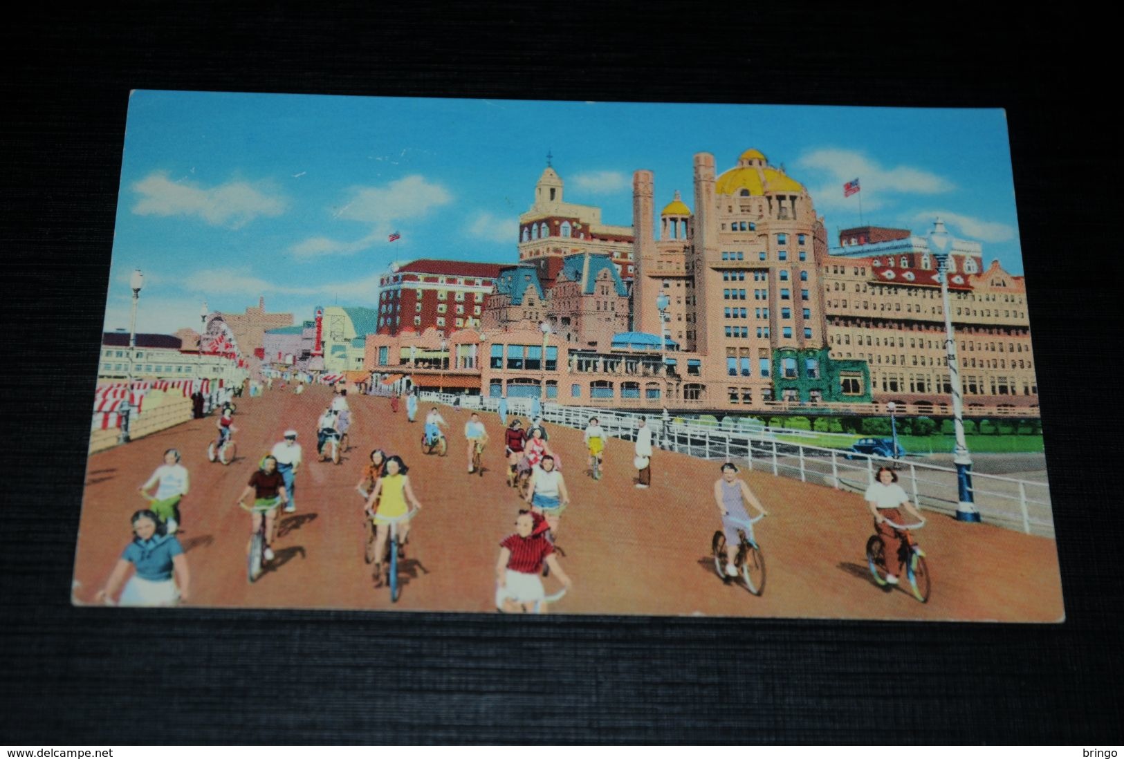 17473-                NEW JERSEY, FROLICKING VACATIONISTS BICYCLING - Atlantic City