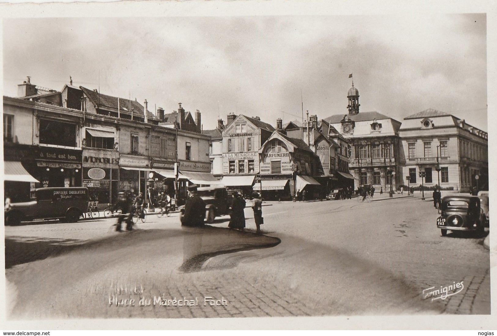 TROYES -  PLACE DU MARECHAL FOCH - BELLE CARTE PHOTO ANNEES 50/60 - - Troyes