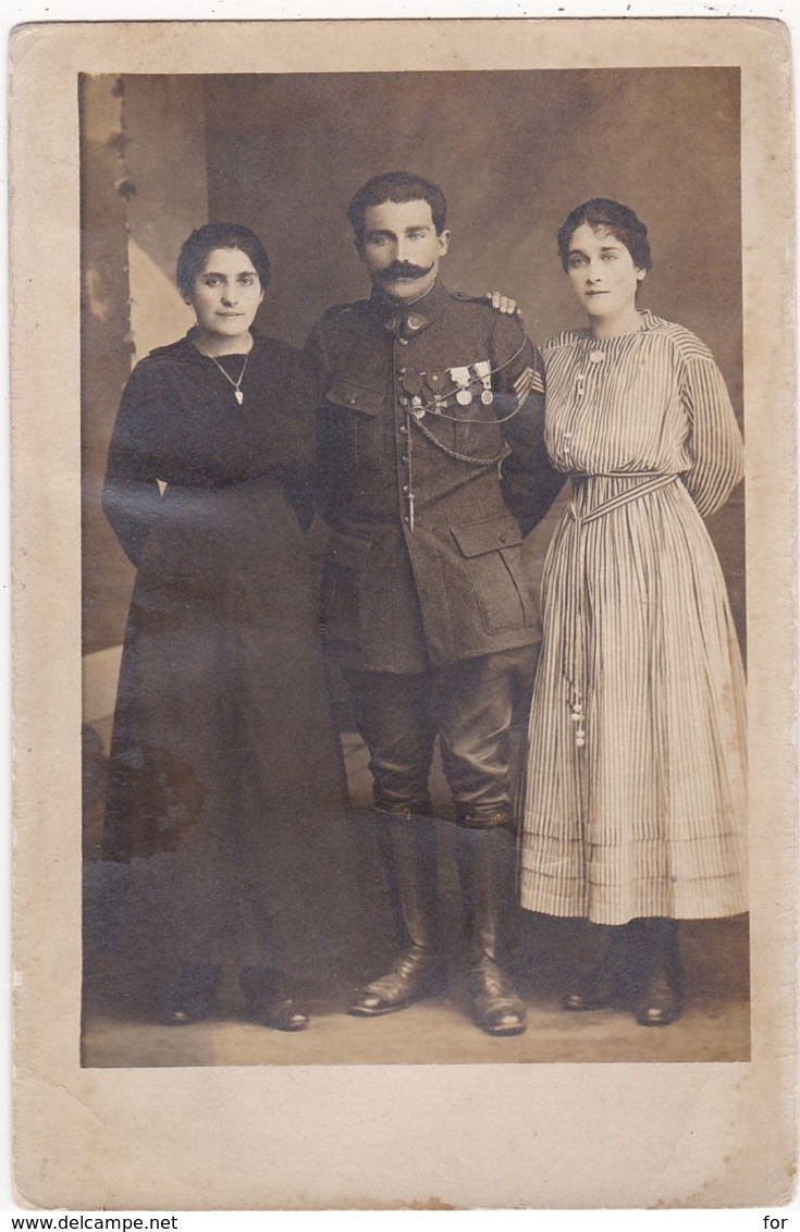 Militaria - Militaire : Carte Photo. : Soldat Avec Femme Et Fille En Pose : Décorations - Régiment à Identifier : - Regimente