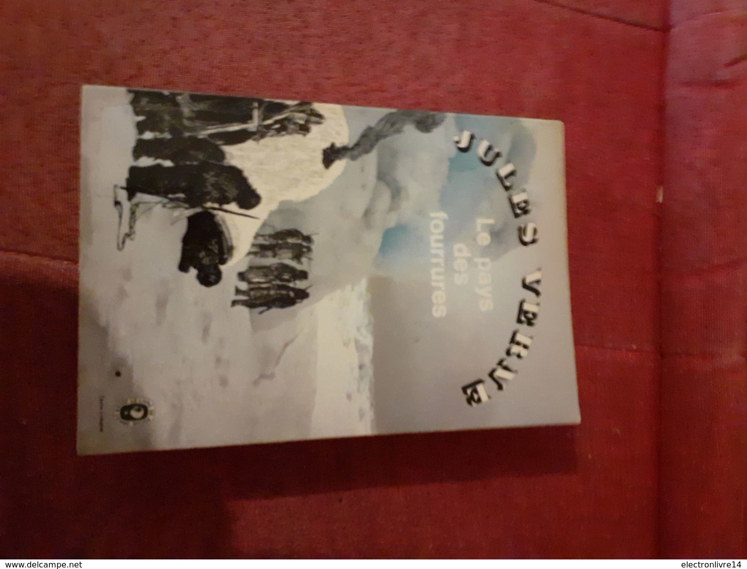 Jules Verne Livre De Poche  Le Pays Des Fourrures - Livre De Poche