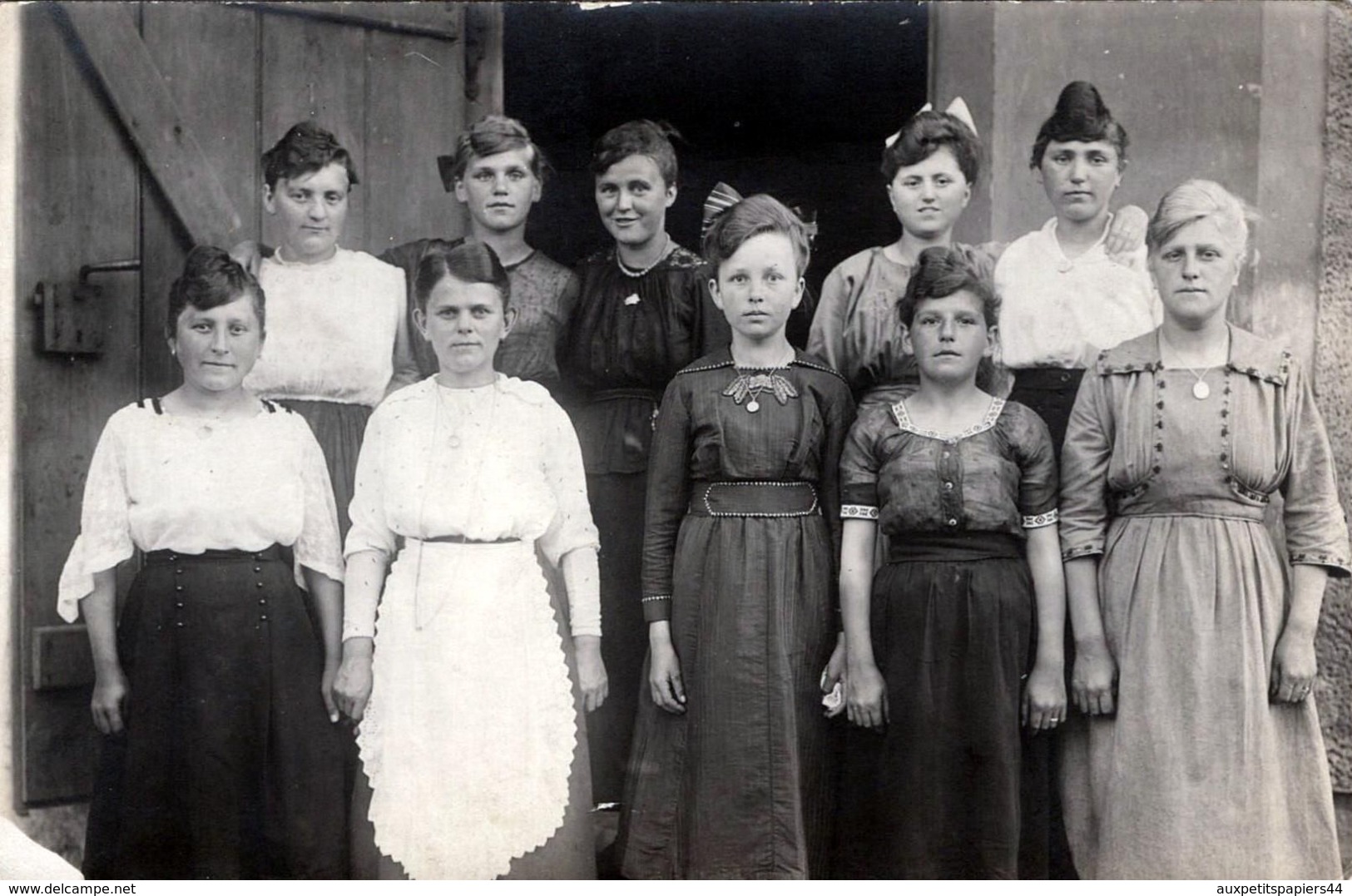 Carte Photo Originale Scolaire & Son Groupe De Jeunes Femmes Adolescentes Vers 1910/20 - Coiffures & Mode Vestimentaire - Krieg, Militär