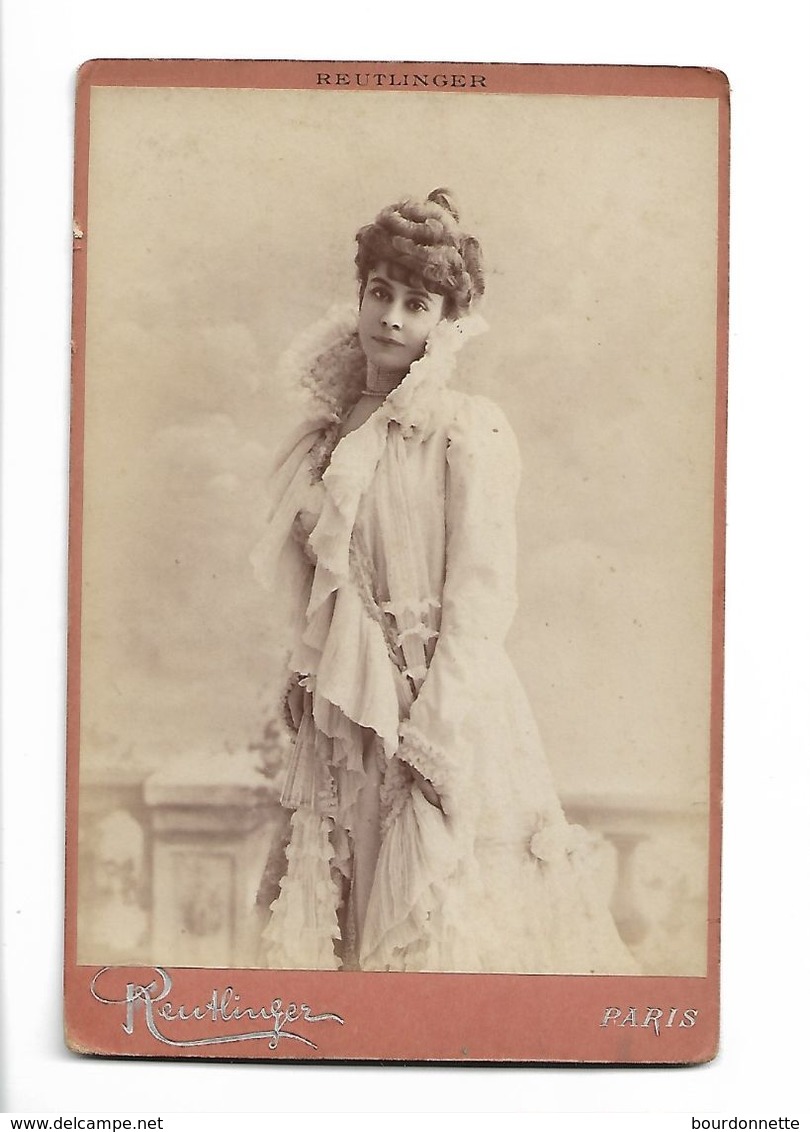 Photo CDV  REUTLINGER A PARIS JEUNE FEMME LONGUE ROBE BLANCHE - Alte (vor 1900)