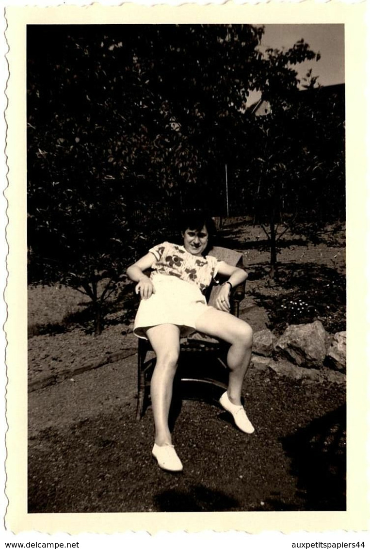 Photo Originale Jeune Femme Effrontée, à La Mauvaise Tenue & Jolies Cuisses Vers 1950 - Coquine Provocatrice - Pin-Ups