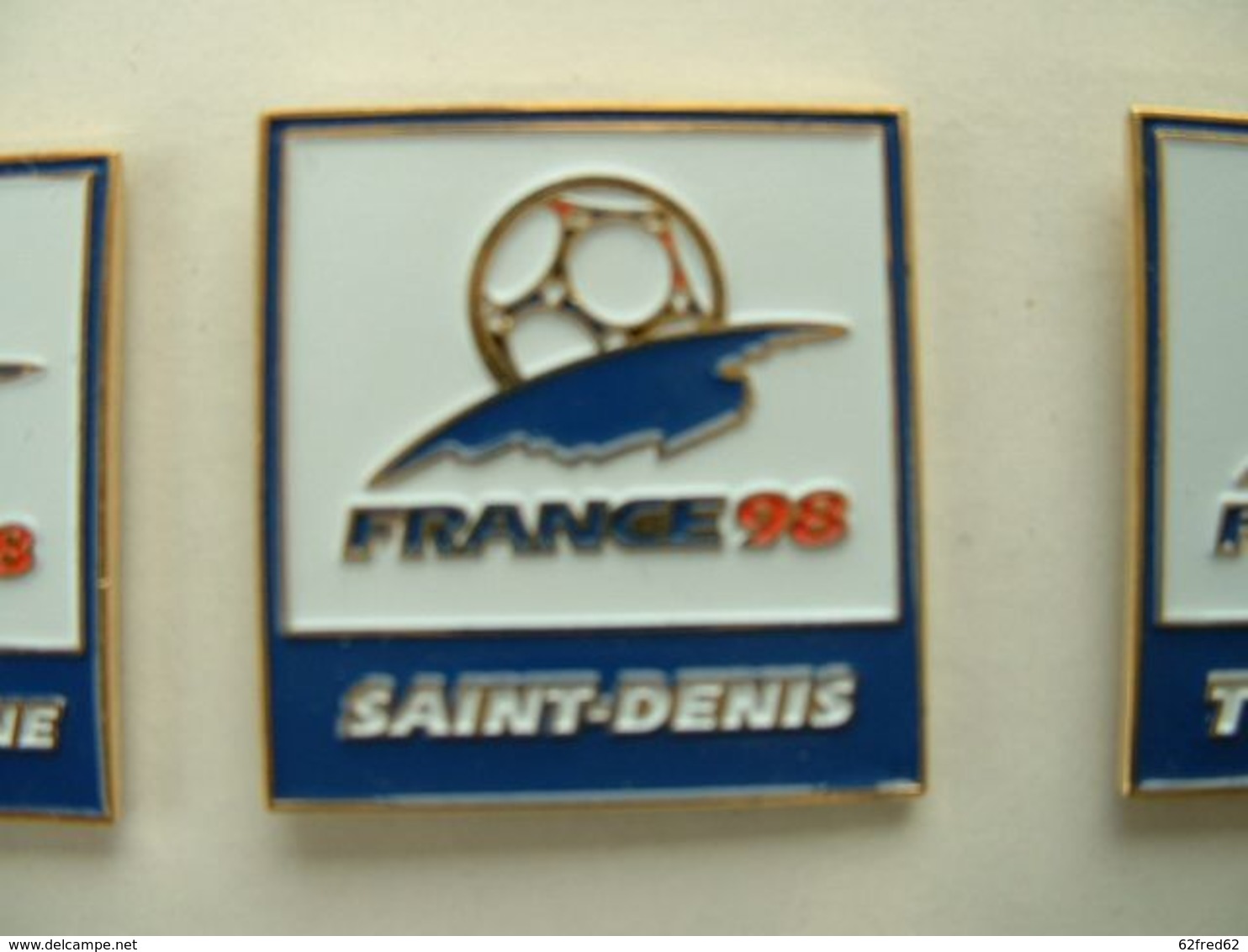 PIN'S FOOTBALL COUPE DU MONDE FRANCE 98 - LOGO - SAINT DENIS - EMAIL A FROID - Calcio