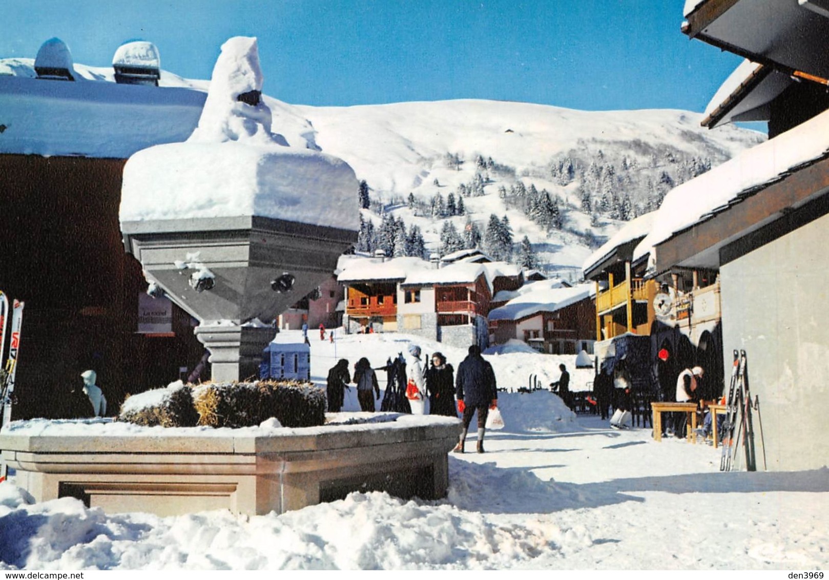 VALMOREL - Les AVANCHERS - La Pittoresque Fontaine Au Centre De La Station - Valmorel