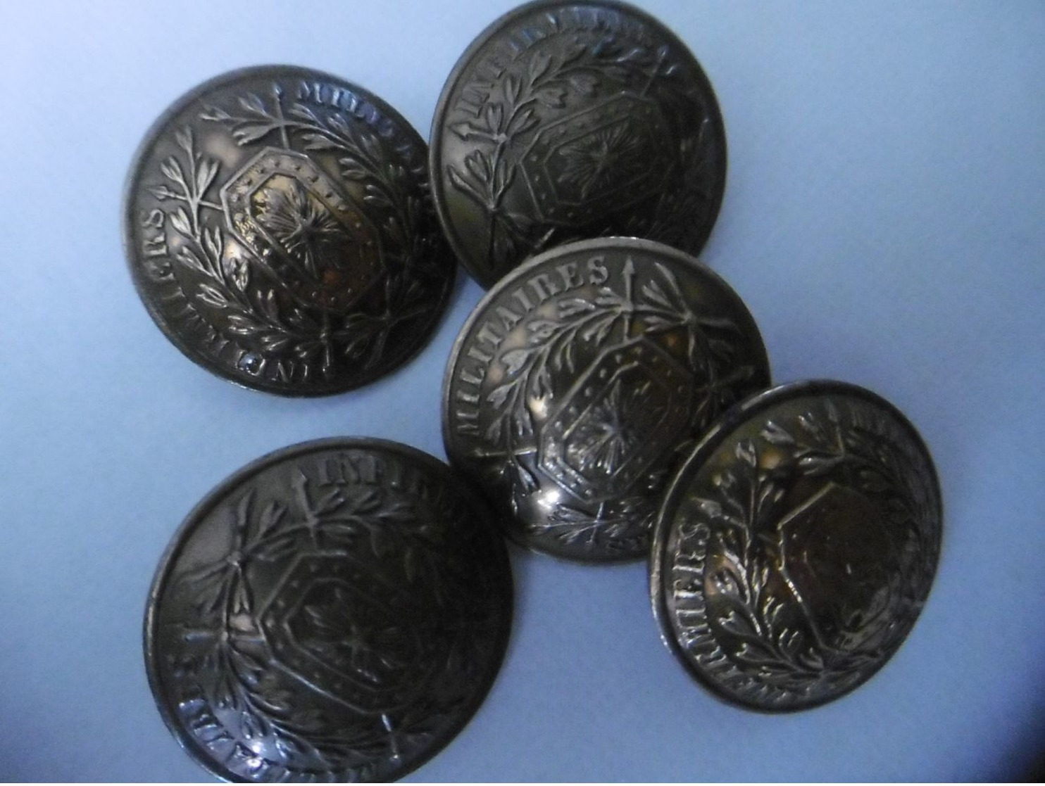 LOT  DE  5   BOUTONS    INFIRMIERS  MILITAIRES - Buttons