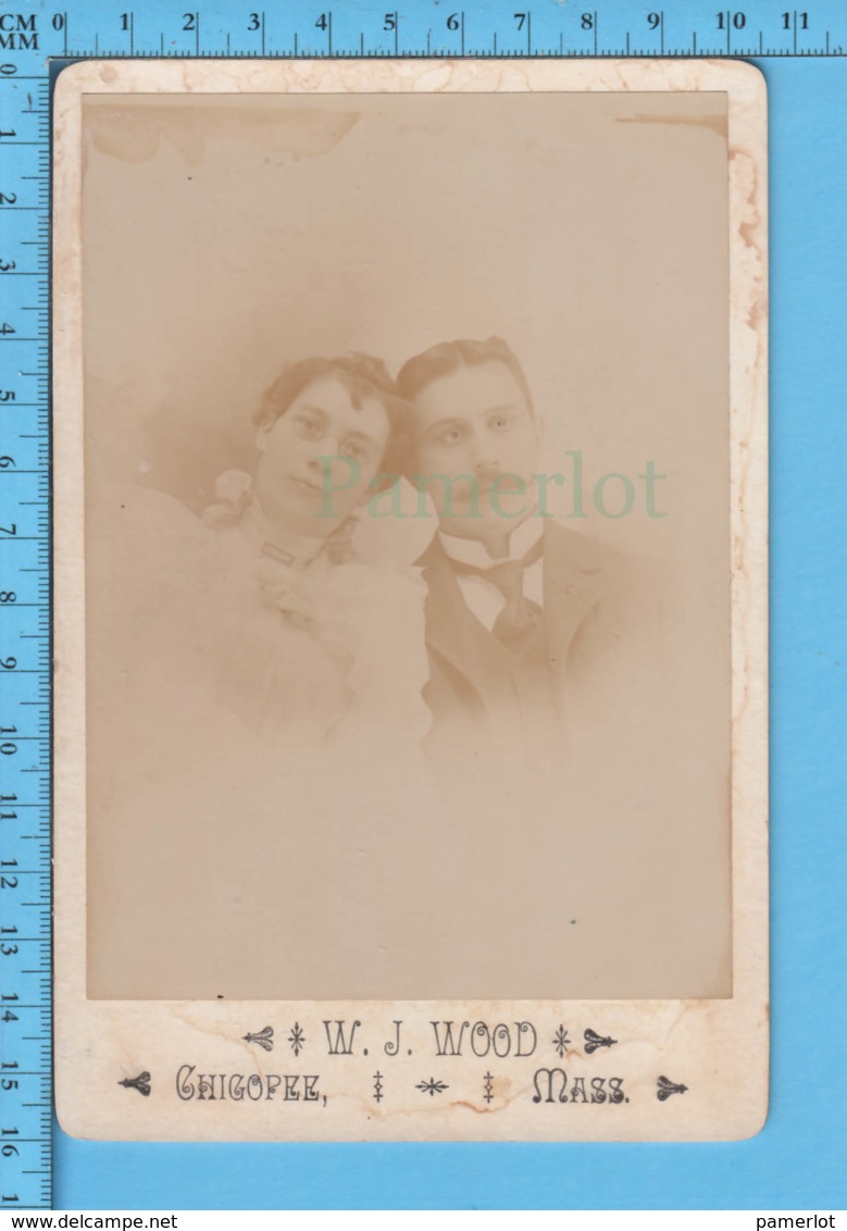 Ancienne Photographie CDV - Studio W.J. Wood, Chicopee Mass ASA - Couple En Rêve - Personnes Anonymes