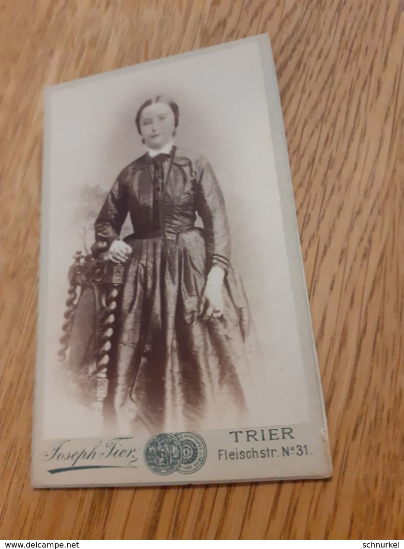 TRIER - JOSEPH FIER - EDLE JUNGE DAME IN SCHWARZEM KLEID - STUHL - Places