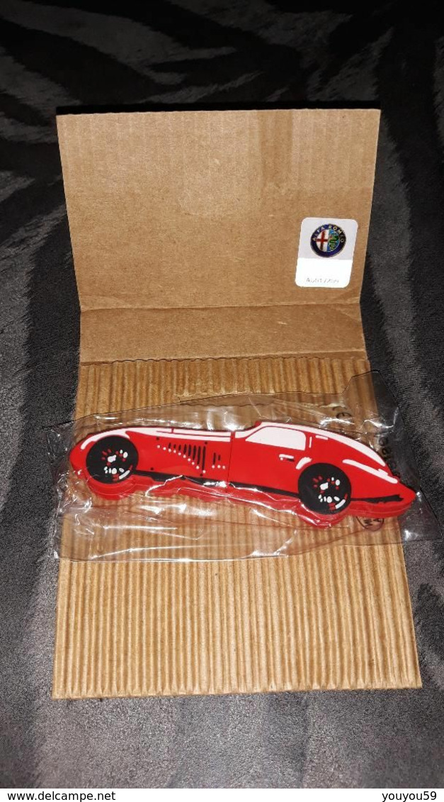 Clé USB OFFICIEL ALFA ROMEO LE MANS 1938 - 8 GB - COLLECTION - VOITURE EN 3D - ROUGE - NEUVE - Altri & Non Classificati