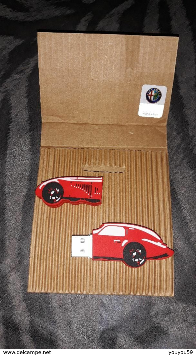 Clé USB OFFICIEL ALFA ROMEO LE MANS 1938 - 8 GB - COLLECTION - VOITURE EN 3D - ROUGE - NEUVE