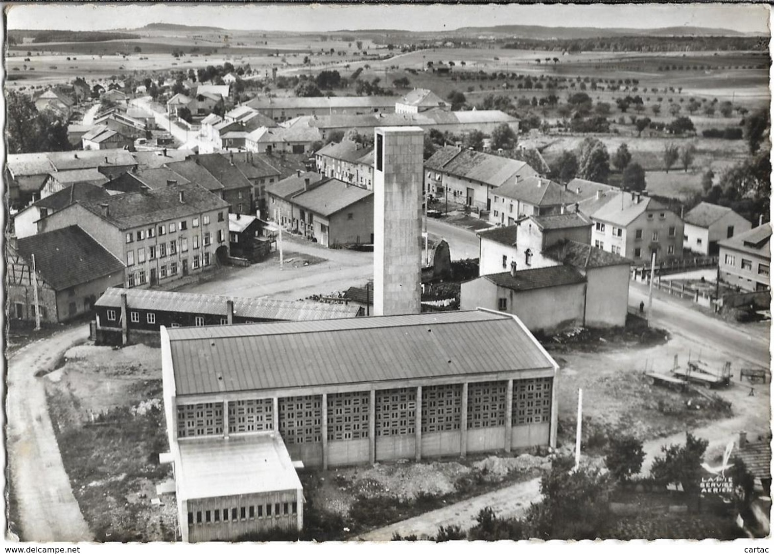 D57 - FRANCALTROFF - EN AVION AU DESSUS DE .... FRANCALTROFF - L'EGLISE - CPSM Dentelée Grand Format En Noir Et Blanc - Autres & Non Classés