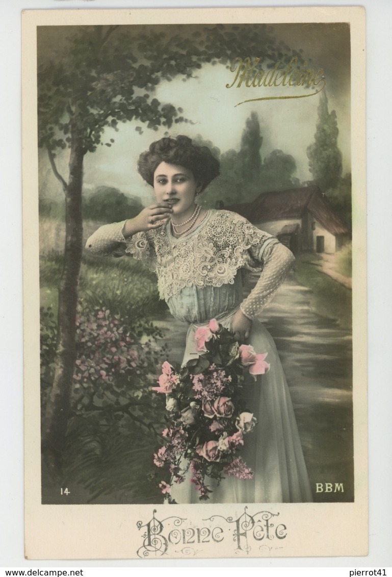 FEMMES - FRAU - LADY - Jolie Carte Fantaisie Femme Et Fleurs "Bonne Fête " Prénom MADELEINE - Nombres