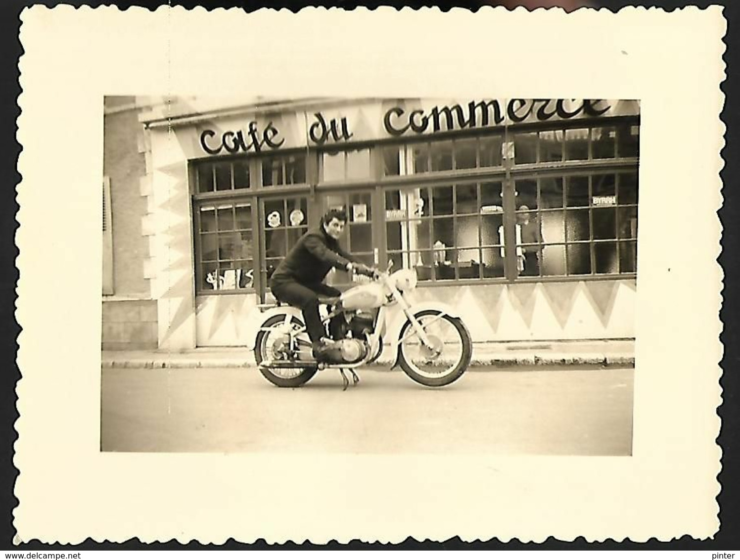 MOTO Ancienne - BEAUNE LA ROLANDE - Place Du Marché -  Format 10.5 X 8 Cm - Motos