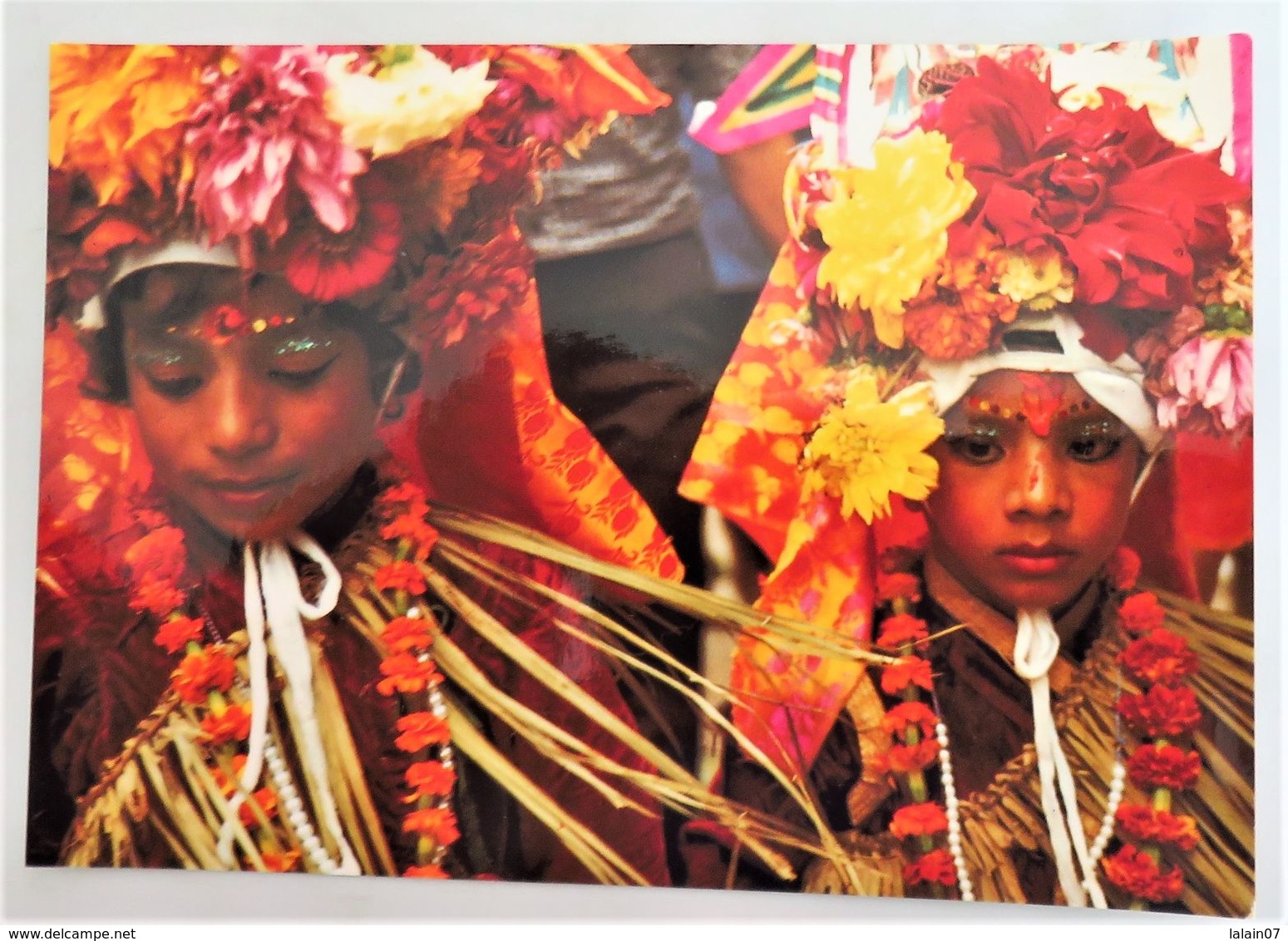 Carte Postale : NEPAL : JAIJATRA, C'est La Fête De La Vache à KATMANDOU, 2 Jolies Jeunes Filles, Photo Raymond FAU - Népal