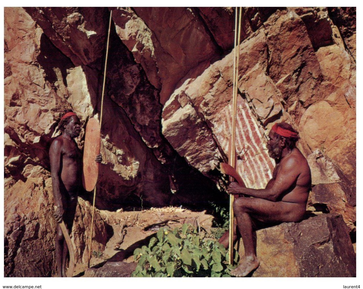 (F 14) Australia - NT - Aborignal Hunter At Uluru (Ayers Rock) - Aborigeni