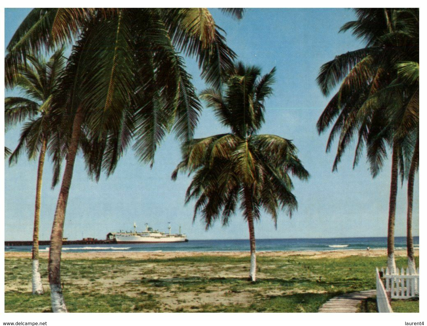 (F 12) Honduras - Beach With Ship At Wharf - Honduras