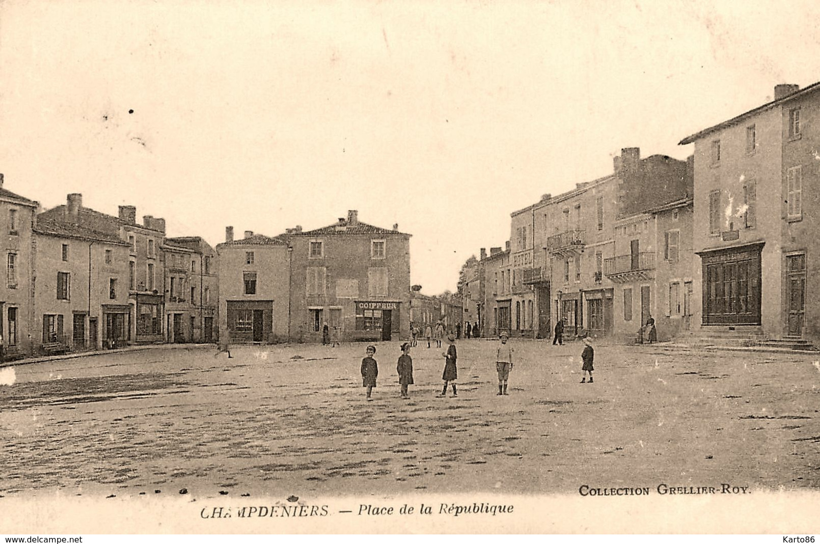 Champdeniers * Place De La République * Coiffeur Salon De Coiffure * Café De L'europe - Champdeniers Saint Denis